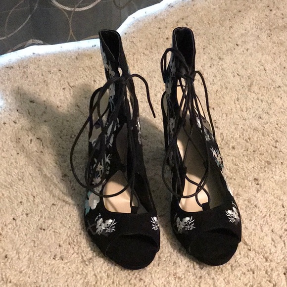 FLORAL HEELS 🌺👠 - Picture 2 of 5